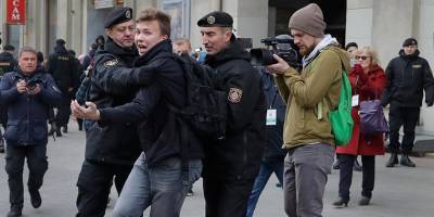 Белорусские СМИ показали видео с задержанным блогером. Он дает «признательные показания»
