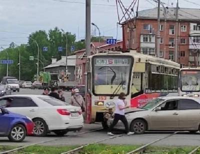 На Кузнецком проспекте в Кемерове произошло ДТП с трамваем