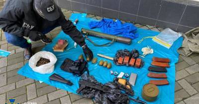Устрашающих размеров "схрон" с оружием нашли в самом центре Киева