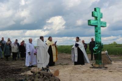 В Брянской области единственный житель деревни установил памятник