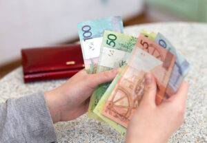 Белстат: за год зарплата белорусов выросла на 7,6%