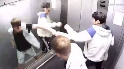 Парни устроили бой с отражением в лифте воронежского ЖК и разбили зеркало: появилось видео