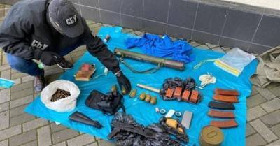 СБУ нашла в центре Киева схрон с гранатами и взрывчаткой (ФОТО)
