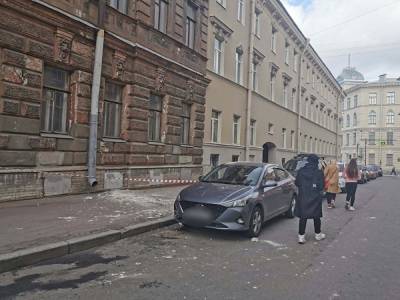 В Петербурге — новое обрушения фасада дома: повреждены машины, едва не пострадала женщина