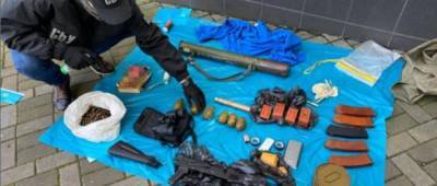 В дренажной системе в центре Киева нашли арсенал оружия: видео