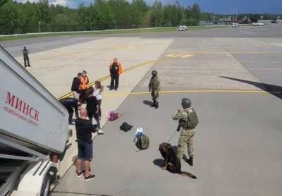 Пассажиры севшего в Минске Ryanair заявили о постановке "минирования" и рассказали, как вел себя Протасевич