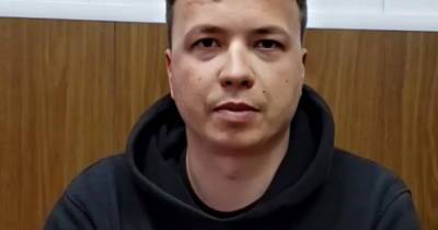 "Пудра на лице и сломан нос": Отец Протасевича убежден, что перед "признанием" его сына пытали