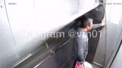 Известный воронежский фотограф пострадал после устроенного парнями дебоша в лифте ЖК
