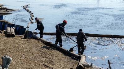 «Лукойл Коми» завершает сбор нефтепродуктов с поверхности реки