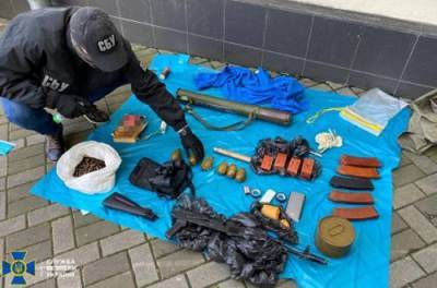 Хватило бы на полгорода: в центре столицы СБУ обнаружила тайник с оружием