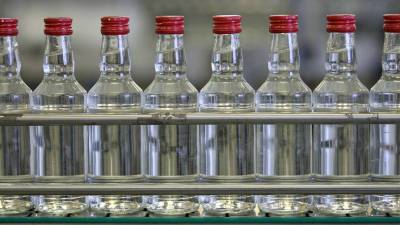 Угрожая заведенной бензопилой житель Новосибирска отобрал водку у продавщицы