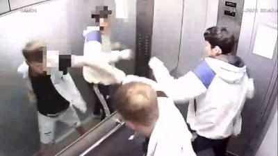 Двое парней устроили в воронежском лифте бой с зеркалом, зеркало проиграло