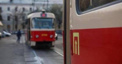 В Киеве трамвай сошел с рельсов: движение транспорта приостановлено