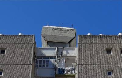 На крыше жилого дома в Нетании рухнула бетонная надстройка, мэрия: "Жильцы сами виноваты"
