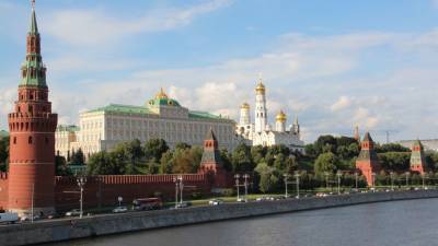 В Кремле назвали возмутительным замену флага Белоруссии в Риге