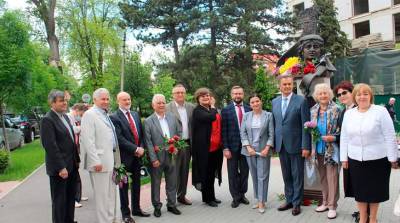 Посол Беларуси в Молдове возложил цветы к памятникам выдающихся деятелей славянской письменности