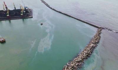 В Черном море у берегов Туапсе произошел разлив нефтепродуктов