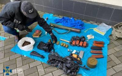 СБУ нашла в центре Киева спрятанный арсенал оружия