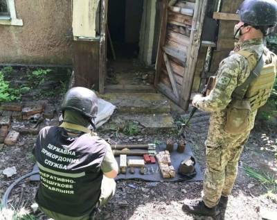 Спецслужбы Украины обнаружили в Донбассе тайник со взрывчаткой и боеприпасами