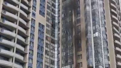 Пожарные тушат многоэтажный дом в Актёрском проезде
