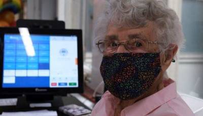 В Лондоне 99-летняя пенсионерка прошла вакцинацию и вернулась на работу