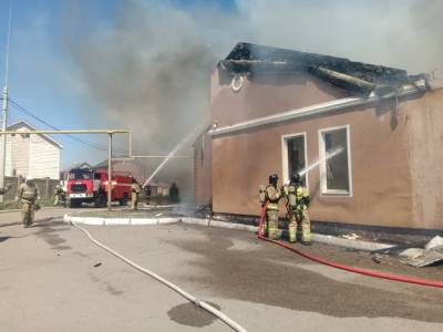 В Магнитогорске в условиях аномальной жары выгорела крыша здания площадью 600 «квадратов»