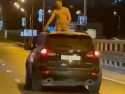 В Волгограде поймали мужчину, который мастурбировал, высунувшись в люк мчащейся по мосту машины