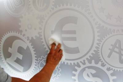 ЕЦБ должен держать "денежный кран" открытым -- член руководства