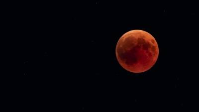 Огромная и красная: 26 мая на небе появится необычная Луна
