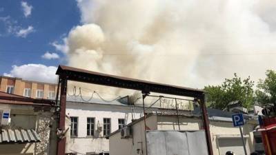 Едкий дым и мощное пламя: двухэтажное здание загорелось в центре Москвы — видео
