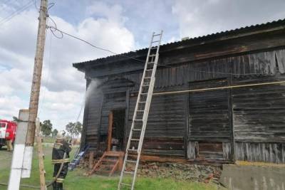 В Саратовской области загорелся сельский клуб