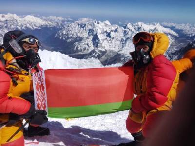 Белорусский государственный флаг, Знамя Победы и земля с Кургана Славы на Эвересте