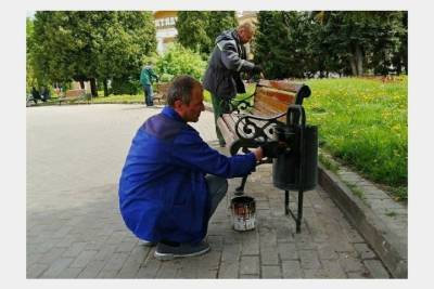 Окрашено: в Смоленске обновляют внешний вид городских скамеек и лавочек