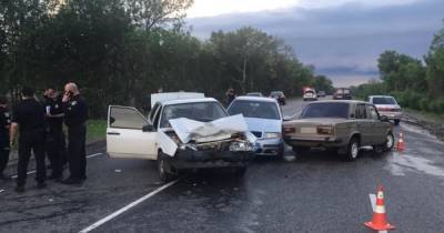 На Луганщине две полицейские машины столкнулись с "шестеркой": есть пострадавшие (ФОТО)