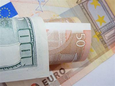 ЦБ РФ слегка понизил официальный курс доллара, евро заметно прибавил