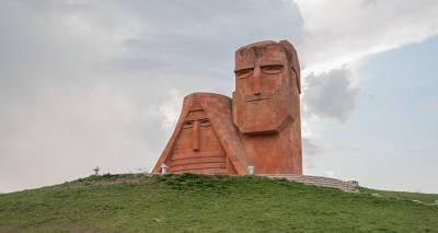 Наделавший шума памятник "Ключ Арцаха" в Степанакерте демонтирован