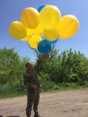 «Помни, кто ты»: на оккупированный Донбасс отправили воздушные шары с патриотической посылкой