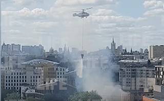 В Москве с вертолёта тушат крупный пожар на Серебрянической набережной