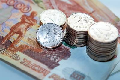 Инвесторы отмечают колебания курса рубля на фоне ожидания новых санкций