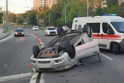 В Киеве авто протаранило легковушку и перевернулось на крышу: кадры и что известно