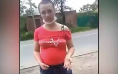 В Таганроге нетрезвая мать прилюдно избивает сына-инвалида на улице