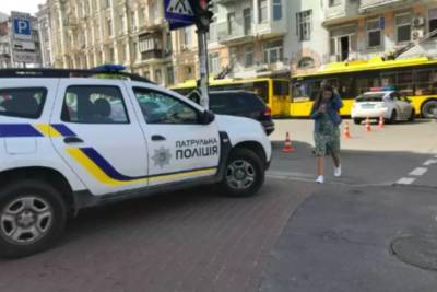 В центре Киева перекрыли улицу из-за подозрительного предмета: образовались пробки