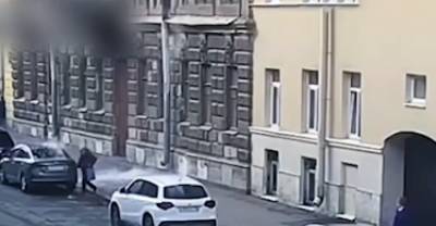 Опубликовано видео обрушения лепнины с исторического дома в центре Петербурга