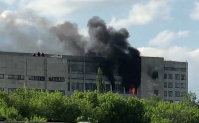 "Черные столбы дыма вылетают из окон": пожар вспыхнул на заводе в Харькове, фото