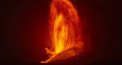 Лава, пепел —черная пелена. Захватывающие кадры извержения вулкана Этна
