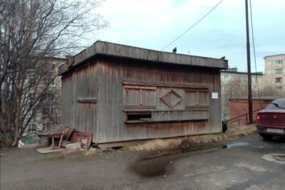 В Мурманске ищут владельца нежилого деревянного строения