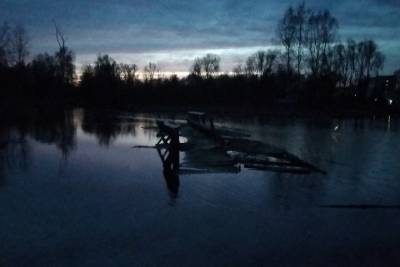 Сломанный мост в Тверской области отрезал пенсионеров от больницы