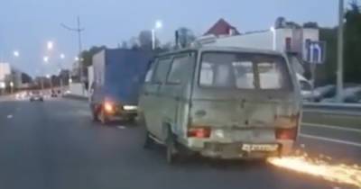 «Я не понимал, что порчу дорожное полотно»: в Калининграде водитель буксировал фургон без колеса (видео)