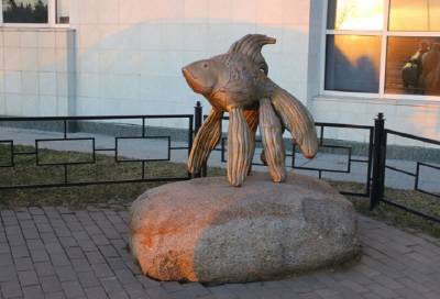Скульптура «Золотая рыбка» пропала в Сосновом Бору