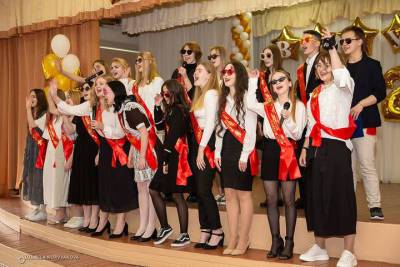 В школах Петрозаводска звучат последние звонки